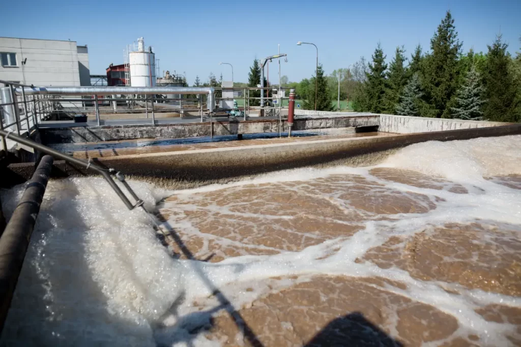 اجزای اصلی فاضلاب را چه موادی تشکیل میدهند؟